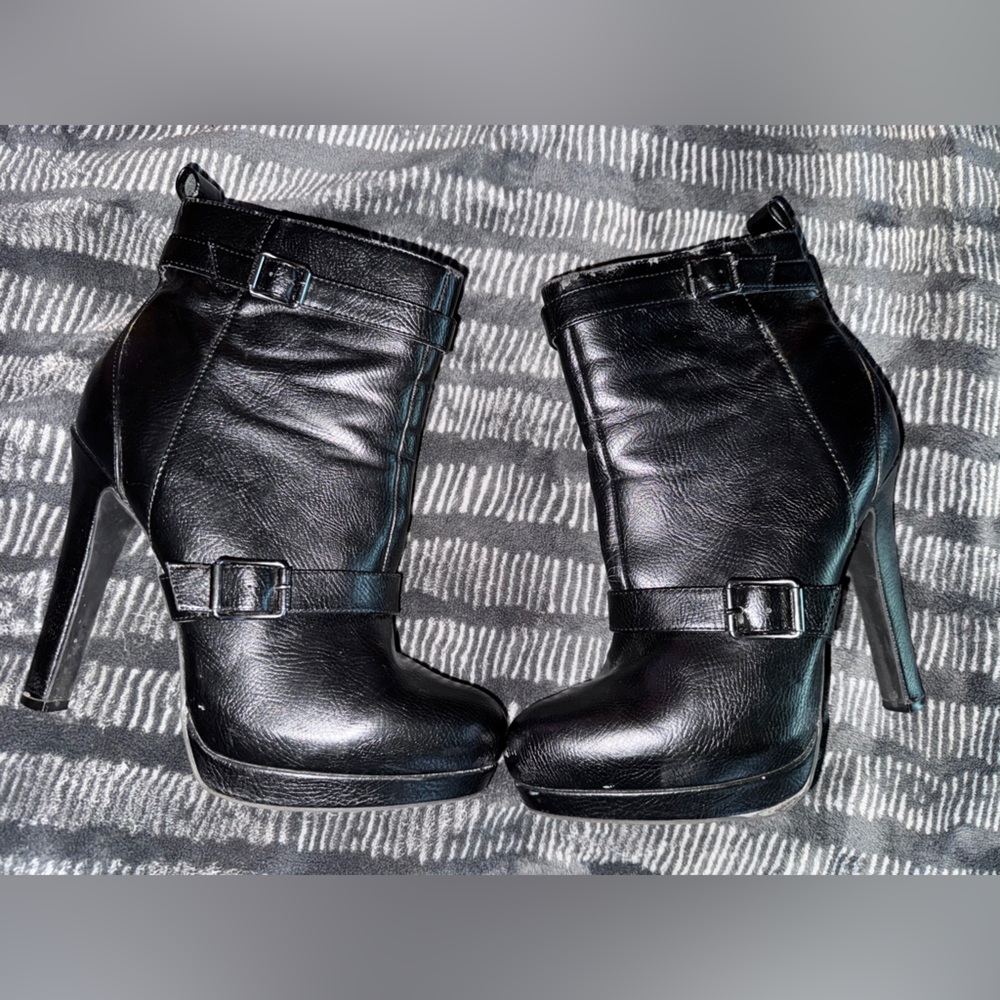 Simply Vera Vera Wang Black Leather Heeled Boots